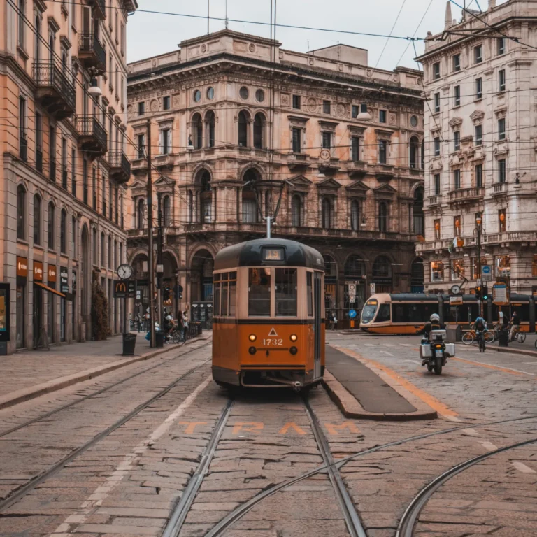 un tram al centro di Milano, tra palazzi d'epoca