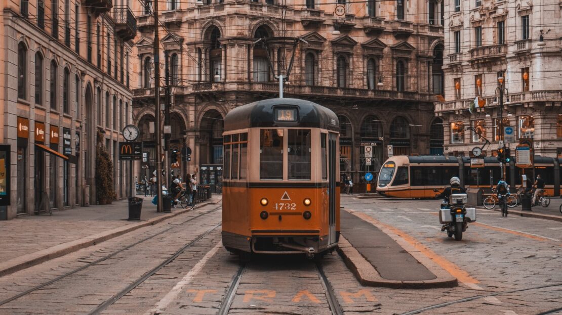 un tram al centro di Milano, tra palazzi d'epoca