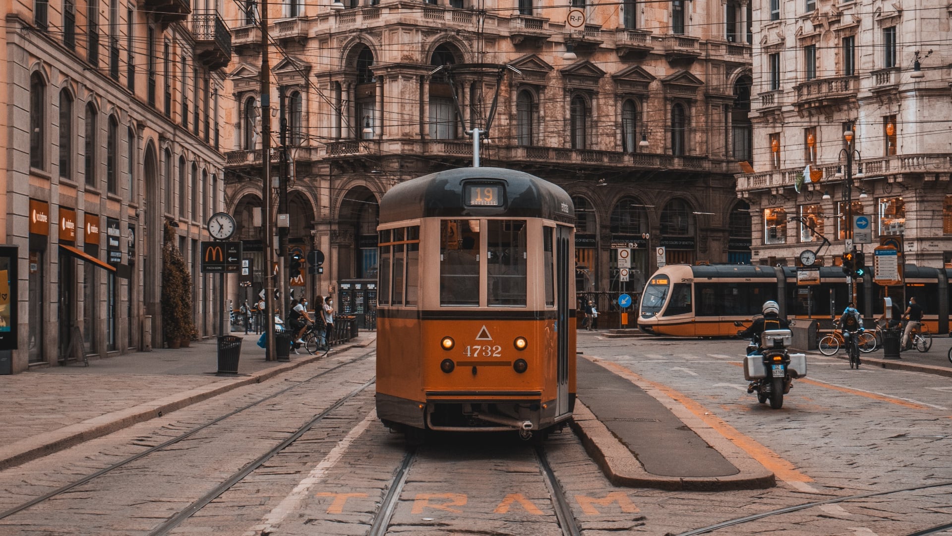 un tram nel centro storico di Milano