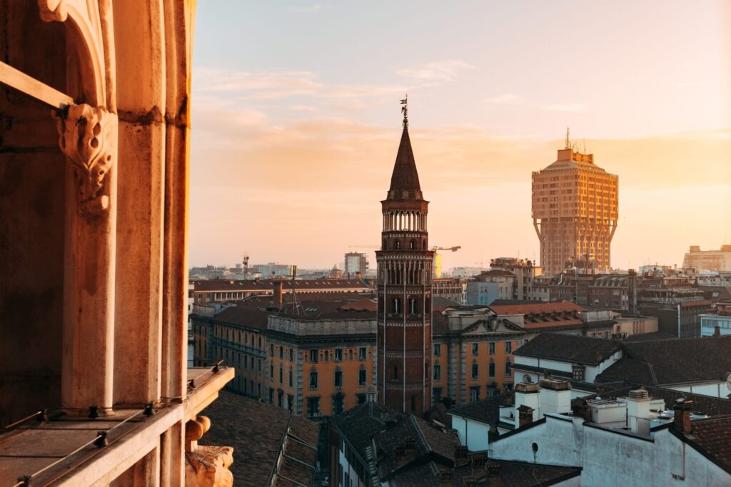 panorama del centro di Milano, con palazzi e con la Torre Velasca sulla destra dell'immagine.
