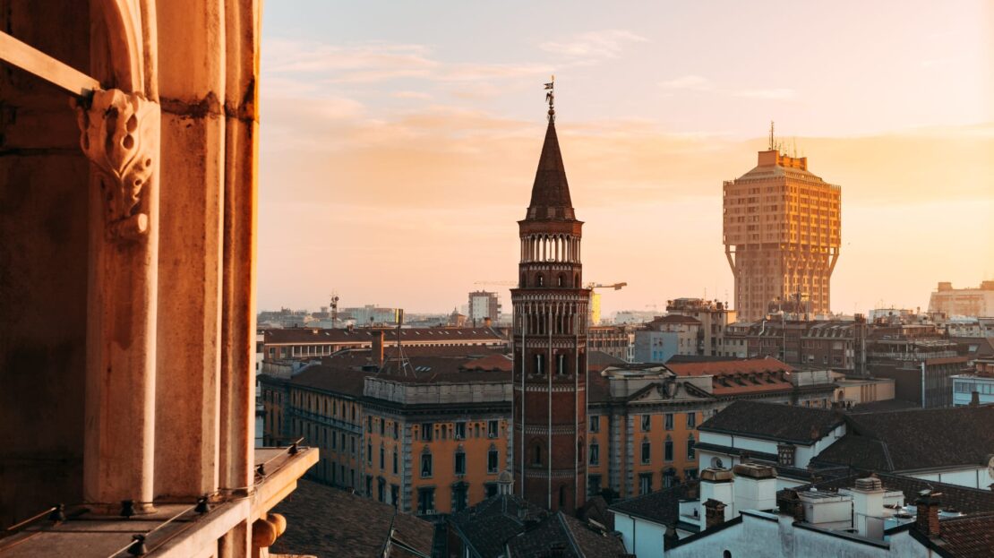 panorama del centro di Milano, con palazzi e con la Torre Velasca sulla destra dell'immagine.