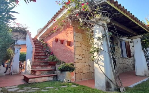 Villetta singola a La Conia con ampio giardino privato