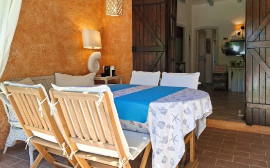 Bilocale ristrutturato con patio, cantina e posto auto Villaggio Gallura