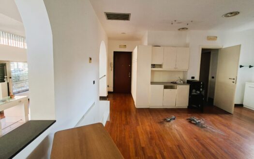 VIA MAFFEI ANGOLO VIA BERGAMO NEGOZIO ANGOLARE 4 VETRINE